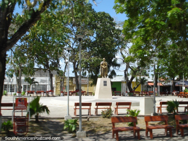 Plaza y estatua en Guasipati, al sur de Upata y Ciudad Guayana. (640x480px). Venezuela, Sudamerica.