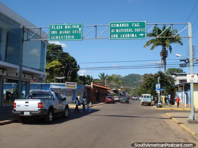 A rua principal em Santa Elena com palmeiras. (640x480px). Venezuela, América do Sul.