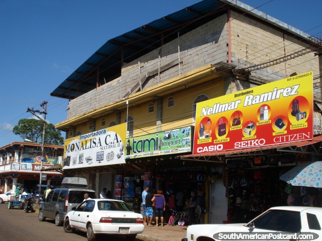Las tiendas venden bienes importados en las avenidas centrales en Santa Elena. (640x480px). Venezuela, Sudamerica.