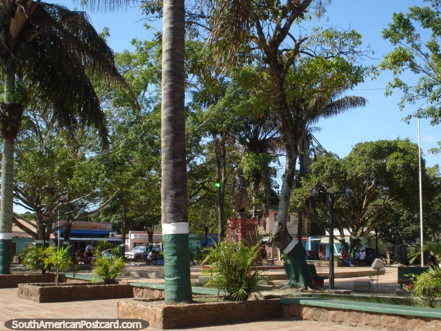 Plaza Bolivar y parque con monumento en Santa Elena. (640x480px). Venezuela, Sudamerica.