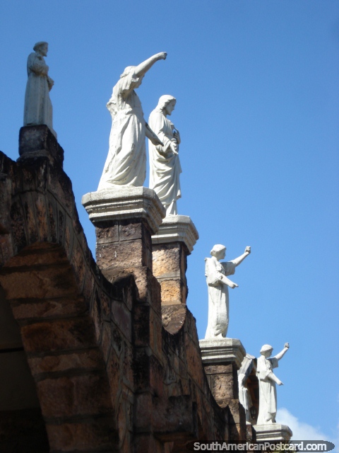 Os figuras religiosos brancos estão no telhado da igreja em Santa Elena. (480x640px). Venezuela, América do Sul.