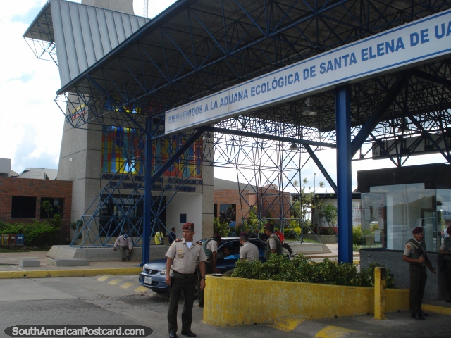 Controle de passaporte em Santa Elena na borda venezuelana com o Brasil. (640x480px). Venezuela, Amrica do Sul.