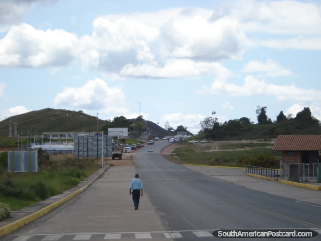 El paseo corto calle arriba entre los controles fronterizos Venezolanos y Brasileños en Santa Elena. (640x480px). Venezuela, Sudamerica.