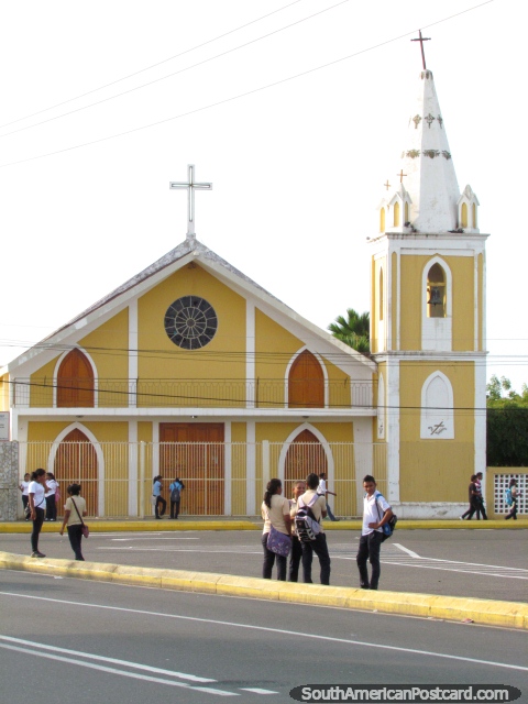 Mostaza coloreada iglesia en Mara, al norte de Maracaibo. (480x640px). Venezuela, Sudamerica.
