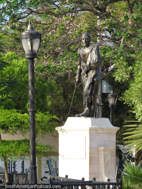 Estatua de Simon Bolivar en la plaza en Mara, al norte de Maracaibo. (480x640px). Venezuela, Sudamerica.