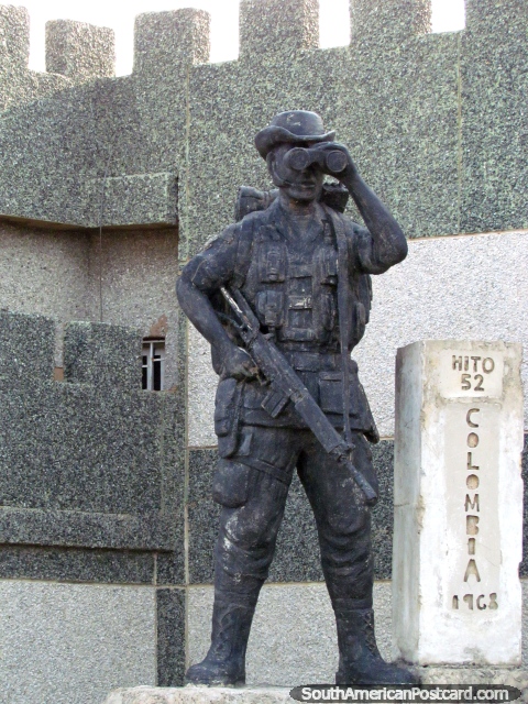 Estátua, o soldado examina binóculos, arrabaldes de Maracaibo. (480x640px). Venezuela, América do Sul.