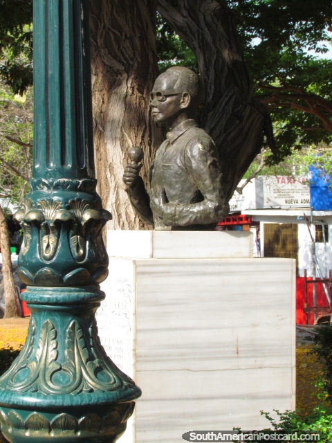 Busto de Ricardo Aguirre (1939-1969), foi cantor e msico, Maracaibo. (480x640px). Venezuela, Amrica do Sul.