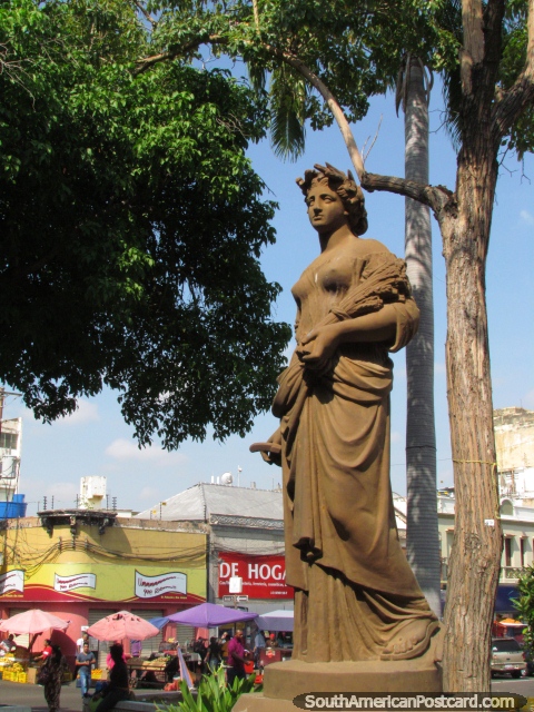 Estatua de una mujer en Plaza Bolivar en Maracaibo. (480x640px). Venezuela, Sudamerica.