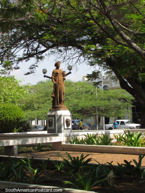 Parque bonito em Maracaibo, Praça Bolivar. (480x640px). Venezuela, América do Sul.