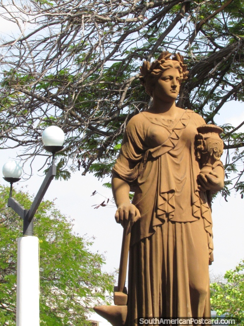 Uma espécie de estátua de mulher romana em Praça Bolivar em Maracaibo. (480x640px). Venezuela, América do Sul.