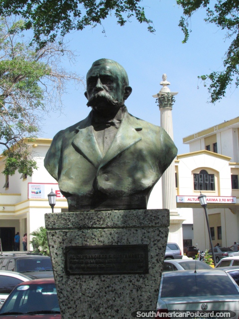 Busto do doutor Francisco E. Bustamante em Maracaibo. (480x640px). Venezuela, América do Sul.