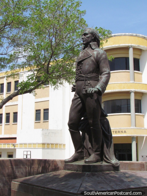Estátua de Francisco de Miranda na sua praça pública em Maracaibo. (480x640px). Venezuela, América do Sul.