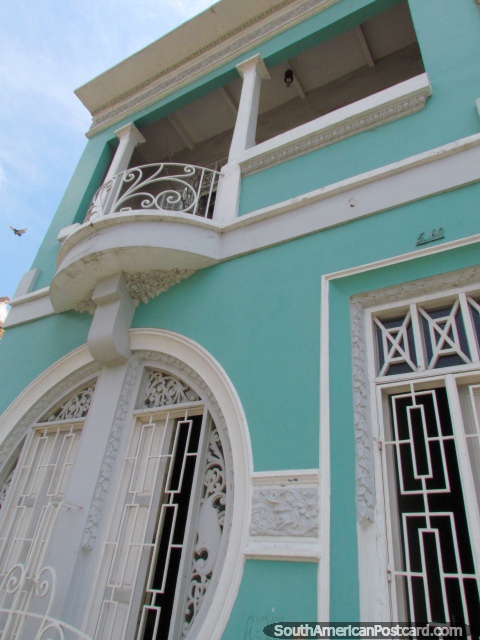 Casa verde-clara com grande janela redonda e balcão em Maracaibo. (480x640px). Venezuela, América do Sul.