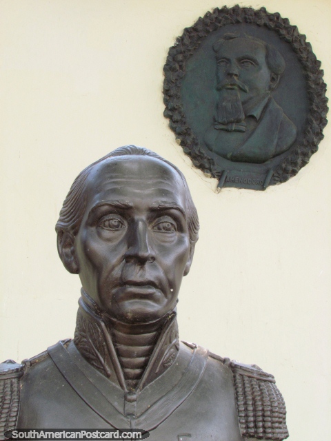 Um busto de um homem importante em frente Museu de Urdaneta em Maracaibo. (480x640px). Venezuela, Amrica do Sul.