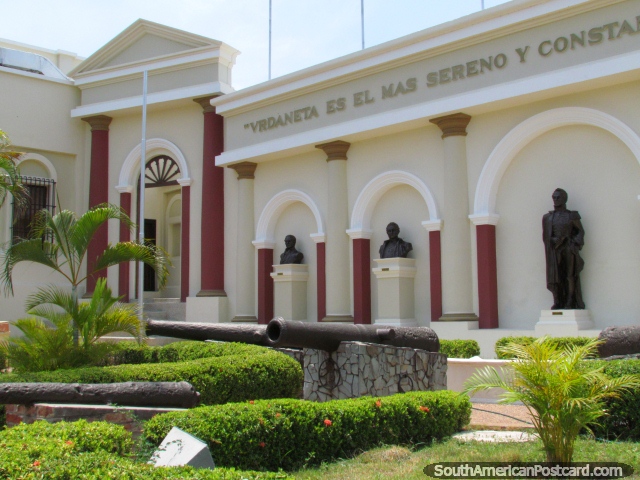 Jardins, canhão e monumentos em Museu Urdaneta em Maracaibo. (640x480px). Venezuela, América do Sul.
