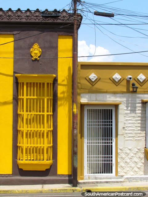 Colores agradables lado al lado, casas históricas en Maracaibo. (480x640px). Venezuela, Sudamerica.