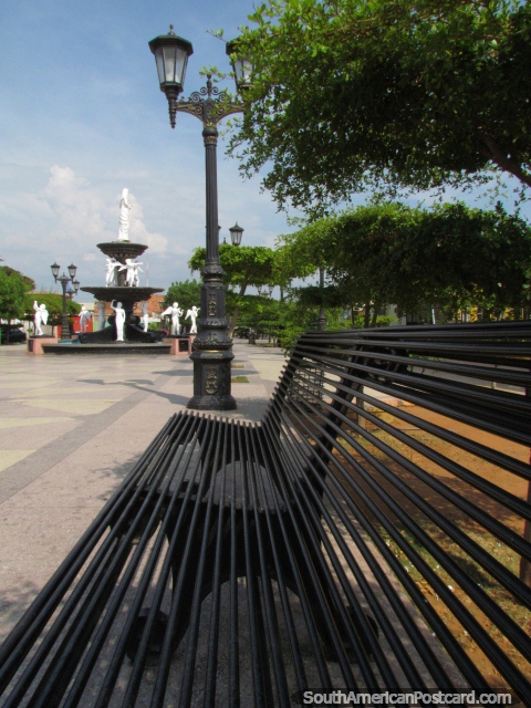 Parque e fonte em Bulevar Santa Lucia em Maracaibo. (480x640px). Venezuela, América do Sul.