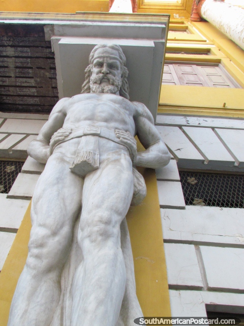 A estátua em um lado de edifïcio olha abaixo para Praça Baralt, Maracaibo. (480x640px). Venezuela, América do Sul.