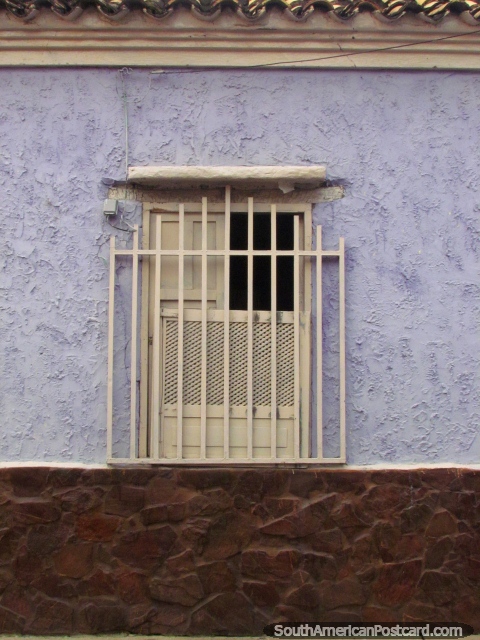 Casa de pedra com folhas de janela de janela de madeira em Carora. (480x640px). Venezuela, América do Sul.