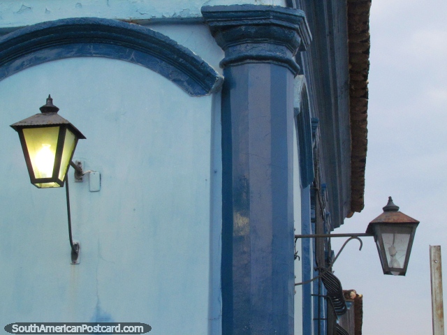 2 lamps, 1 on, 1 off in the colonial zone in Carora. (640x480px). Venezuela, South America.