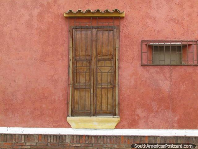 Porta de madeira bonita de uma casa na Zona Colonial, Carora. (640x480px). Venezuela, América do Sul.