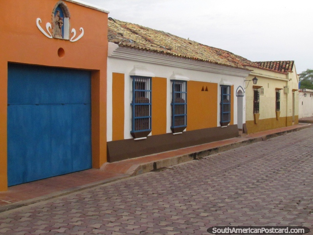 Casas históricas bem tratadas em uma rua de pedra arredondada em Carora. (640x480px). Venezuela, América do Sul.