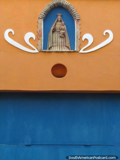 Um ïdolo religioso na fachada de uma casa em Carora. (480x640px). Venezuela, América do Sul.