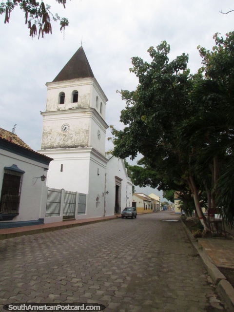 La catedral Carora en una calle del adoquín al lado de Plaza Bolivar. (480x640px). Venezuela, Sudamerica.