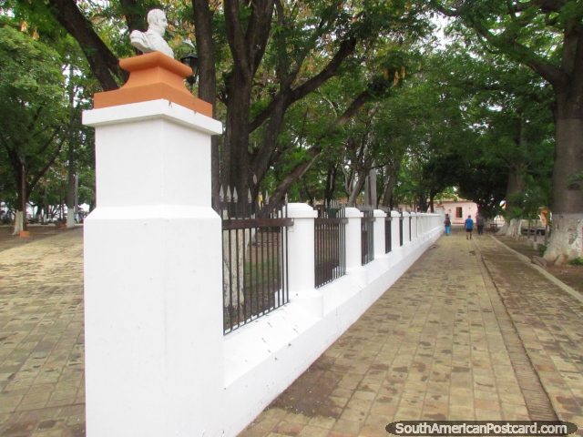 Praa Bolivar no centro da vizinhana histrica de Carora. (640x480px). Venezuela, Amrica do Sul.