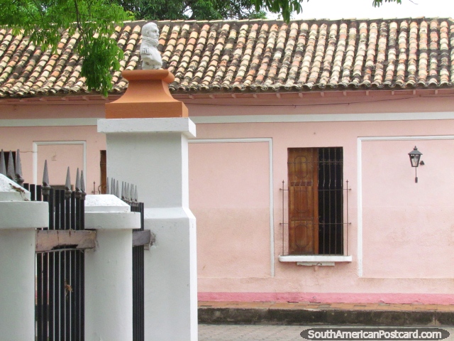 Edifcios histricos e casas em volta de Praa Bolivar em Carora. (640x480px). Venezuela, Amrica do Sul.