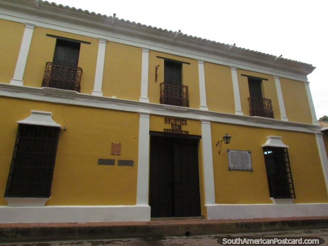 Casa Amarilla (Casa Amarela) em Carora, um marco nacional, atualmente uma biblioteca. (640x480px). Venezuela, Amrica do Sul.