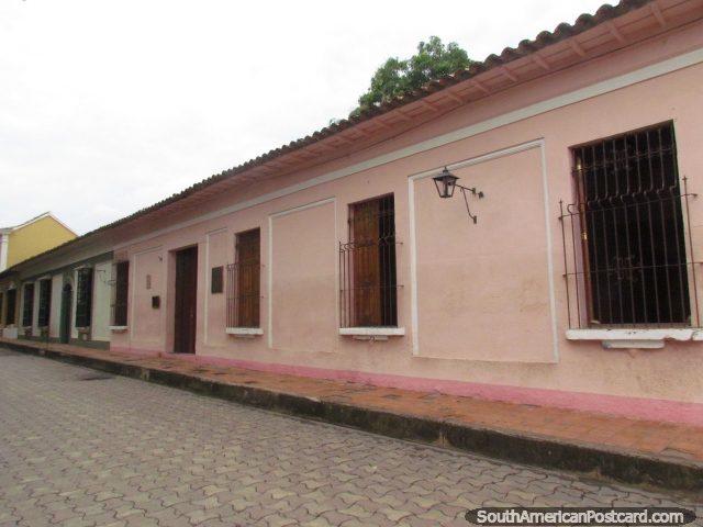 Esta casa rosada era el primero hospital de Carora construido en 1620. (640x480px). Venezuela, Sudamerica.