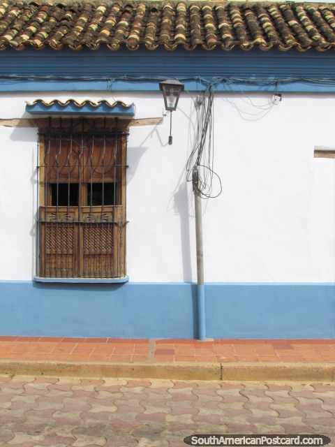 Velha casa bem tratada e rua em Carora. (480x640px). Venezuela, América do Sul.