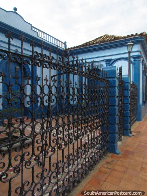 Belo velho edifïcio azul na Zona Colonial em Carora. (480x640px). Venezuela, América do Sul.