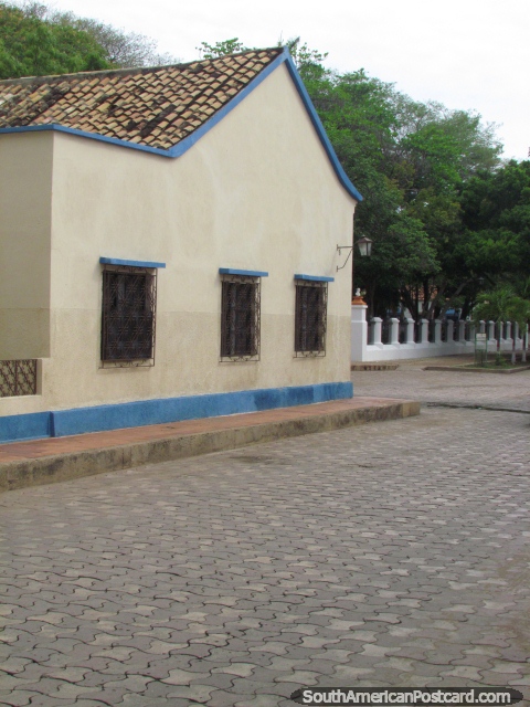 As ruas de pedra arredondada e os telhados cobertos com telhas vão em conjunto bem em Carora. (480x640px). Venezuela, América do Sul.
