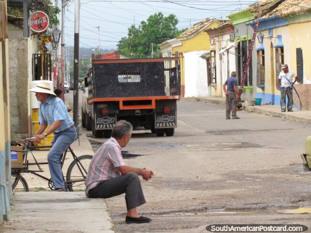 I begin to wander into the Torrellas neighbourhood in Carora. (640x480px). Venezuela, South America.