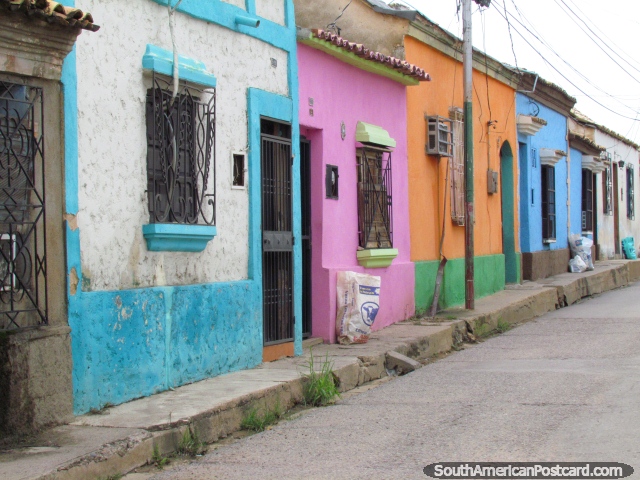 Casas vistosas en barrio Torrellas en Carora. (640x480px). Venezuela, Sudamerica.