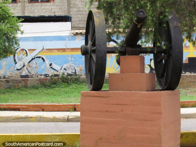 Um canho autntico e um mural de 2 canho, examine de Praa Independencia em Carora. (640x480px). Venezuela, Amrica do Sul.