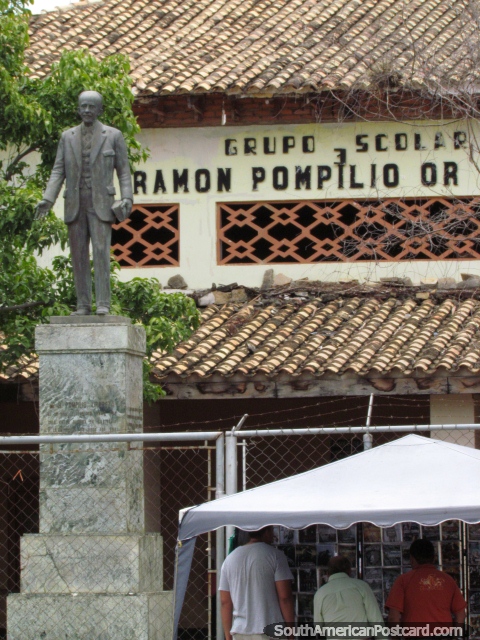 Colegio de La Esperanza y estatua del Doctor Ramon Pompilio Oropeza en Carora. (480x640px). Venezuela, Sudamerica.