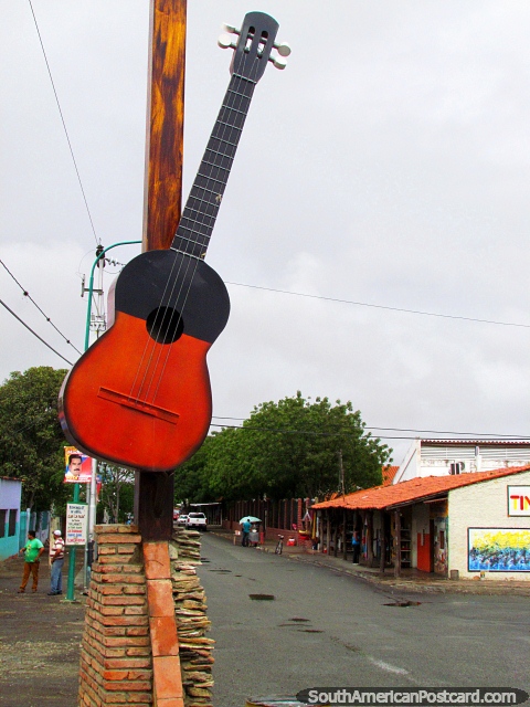 En la arco de la entrada a El Tintorero con monumento de la guitarra. (480x640px). Venezuela, Sudamerica.