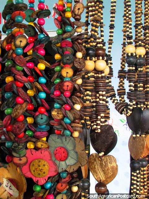 Contas, colares, jóias de venda em El Tintorero. (480x640px). Venezuela, América do Sul.