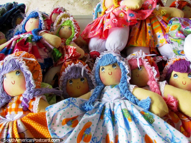 Bonecas com cabelo colorido de venda em El Tintorero. (640x480px). Venezuela, América do Sul.