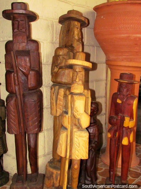 Enfrentou o velho homem figuras de madeira com chapéu e cana em El Tintorero. (480x640px). Venezuela, América do Sul.
