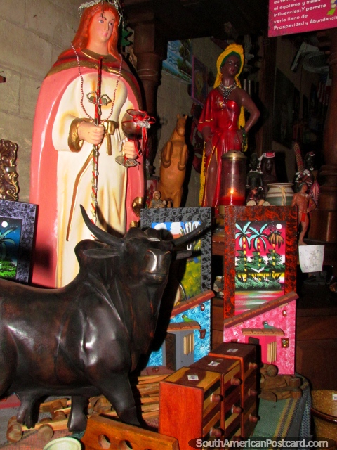 Várias itens interessantes encontram-se nas lojas de artes e ofïcios de El Tintorero. (480x640px). Venezuela, América do Sul.