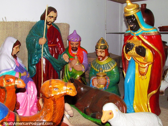Um grupo de figuras religiosos cermicos em uma cena, itens de venda em El Tintorero. (640x480px). Venezuela, Amrica do Sul.