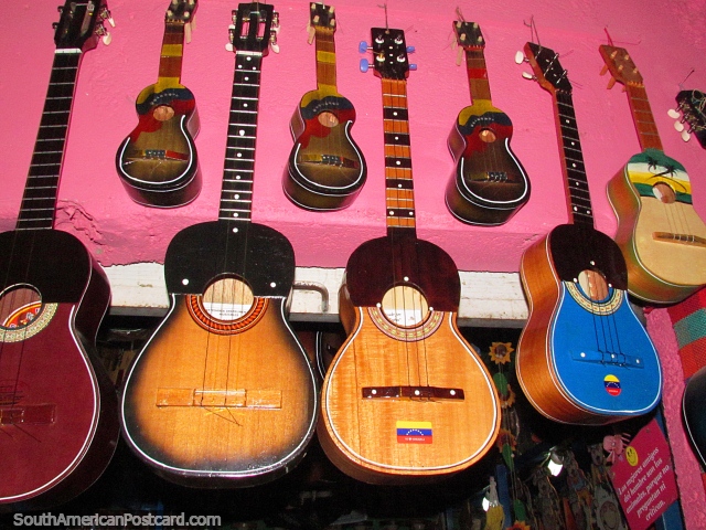 Violes e guitarras havaianas de venda em El Tintorero. (640x480px). Venezuela, Amrica do Sul.