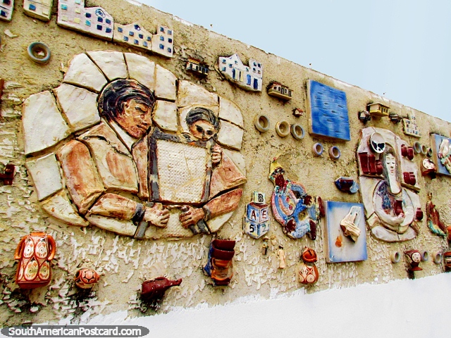 Um grande 3o mural existente ao ar livre com vrias objetos anexados, El Tintorero. (640x480px). Venezuela, Amrica do Sul.