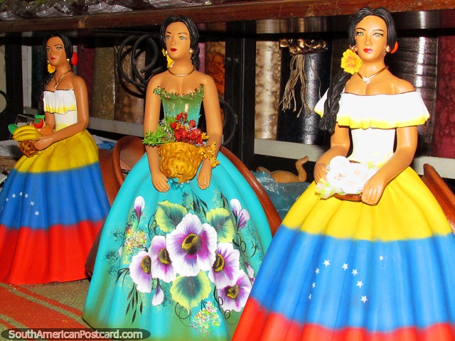 Figuras femininas em vestidos coloridos para pôr a prateleira em uma loja de El Tintorero. (640x480px). Venezuela, América do Sul.