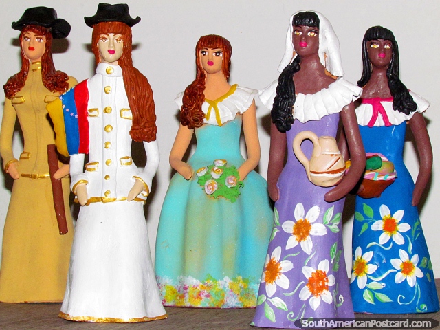 5 figuras femininas em vestidos diferentes, cerâmica da prateleira em El Tintorero. (640x480px). Venezuela, América do Sul.