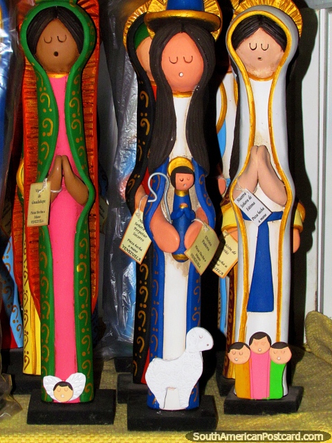 3 figuras religiosos de venda de uma loja em El Tintorero. (480x640px). Venezuela, América do Sul.